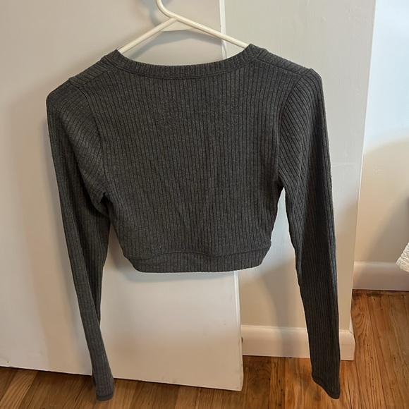 Abercrombie & Fitch gray cropped ribbed long sleeve top with cross over detail - Picture 3 of 5